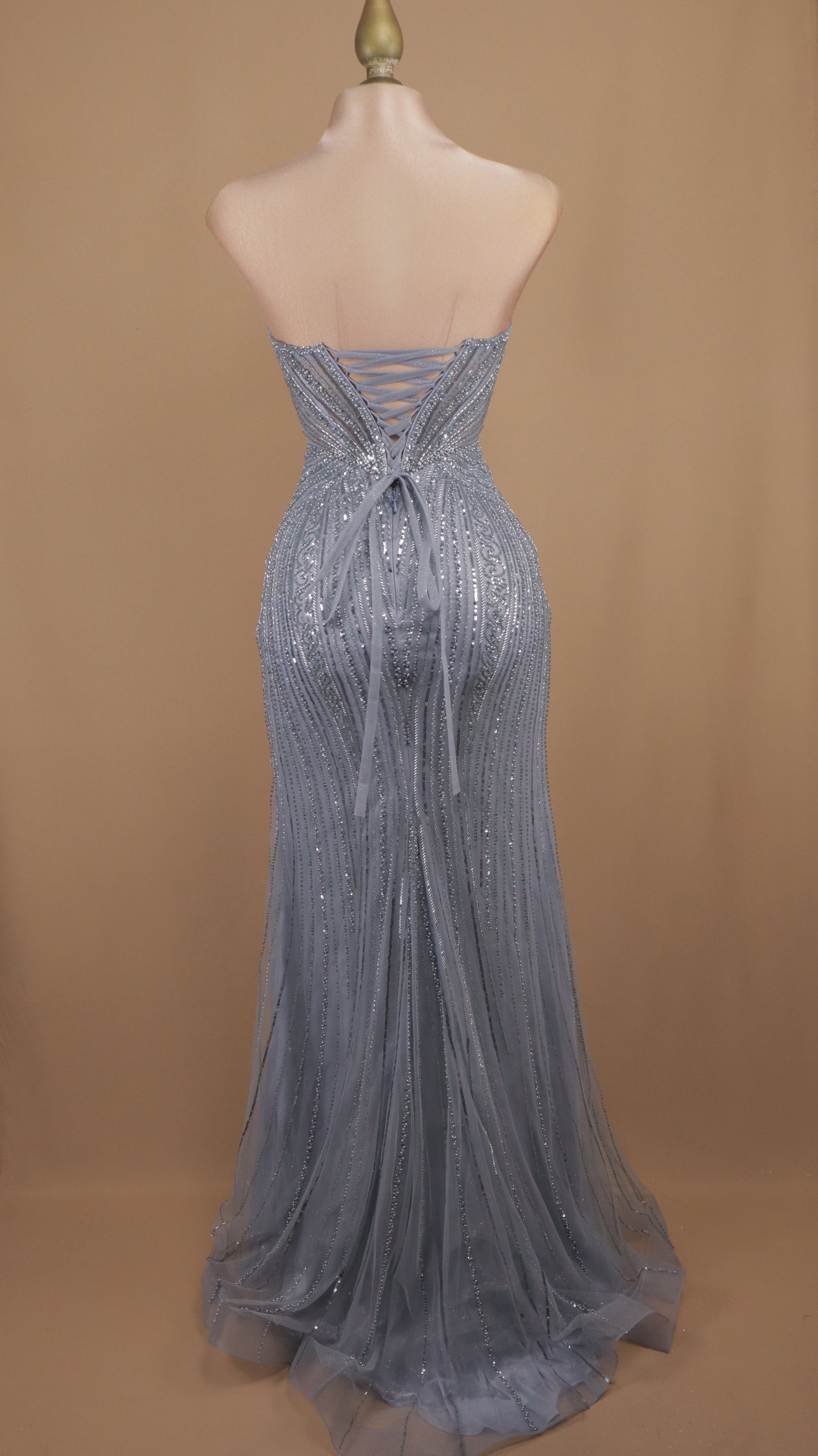 Vestido largo con pedrería y escote en V