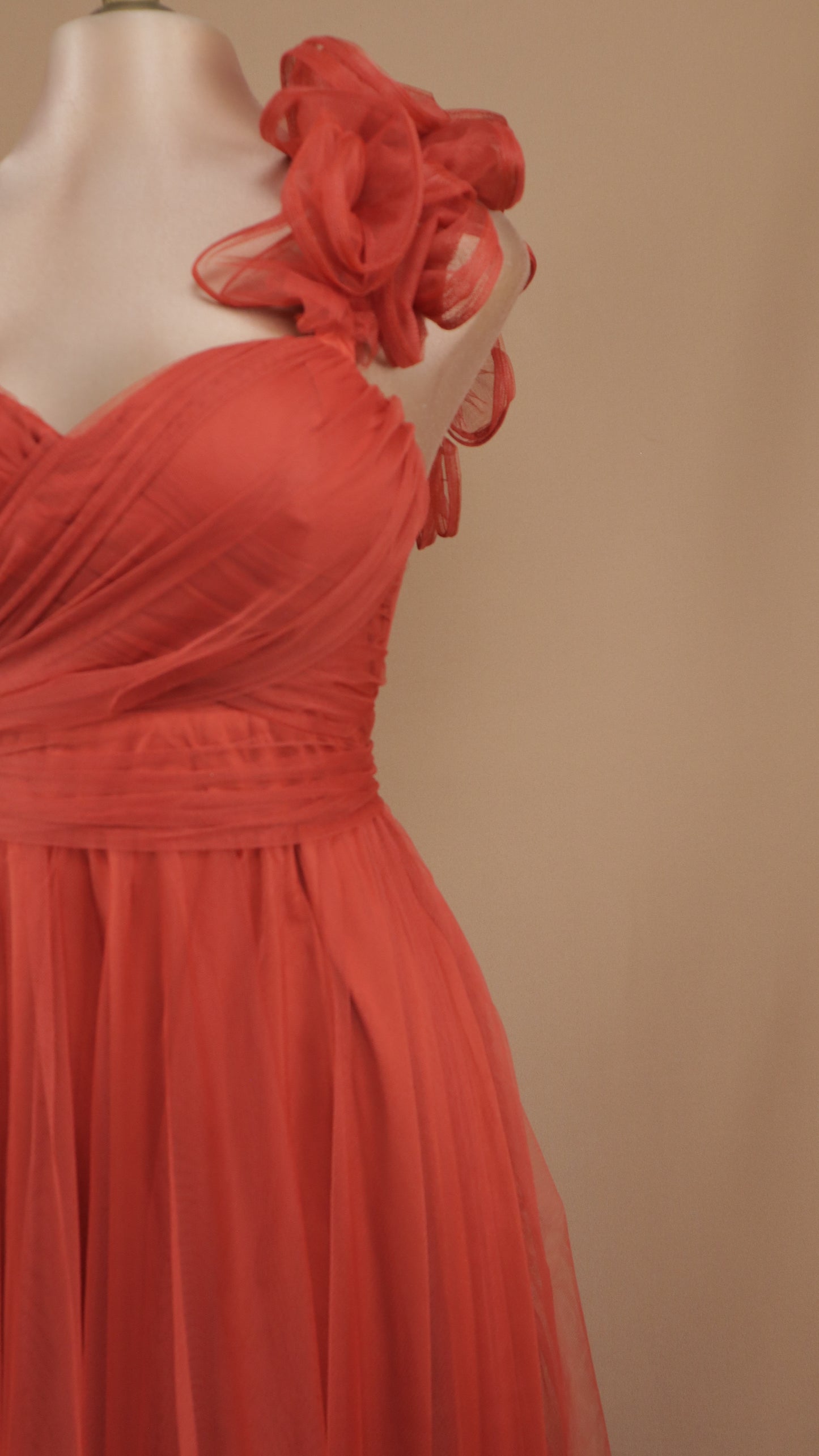 Vestido largo de tul con escote corazón