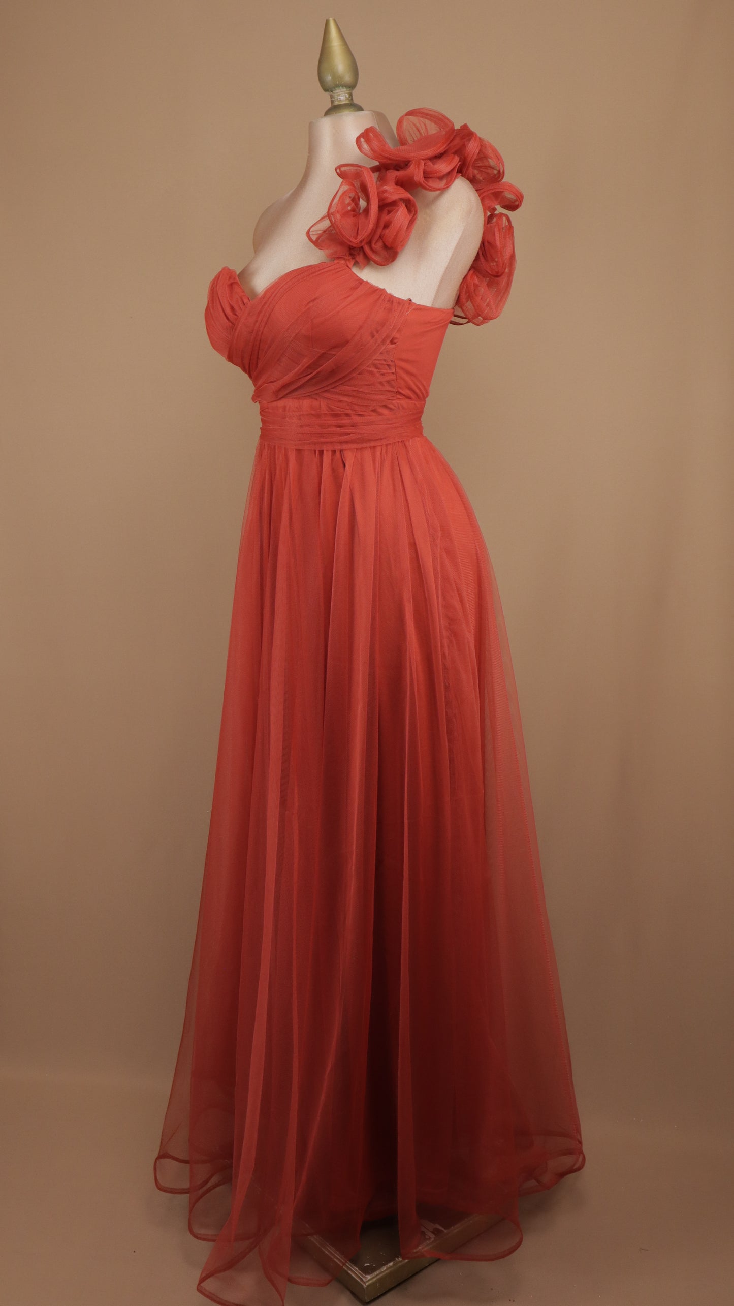 Vestido largo de tul con escote corazón