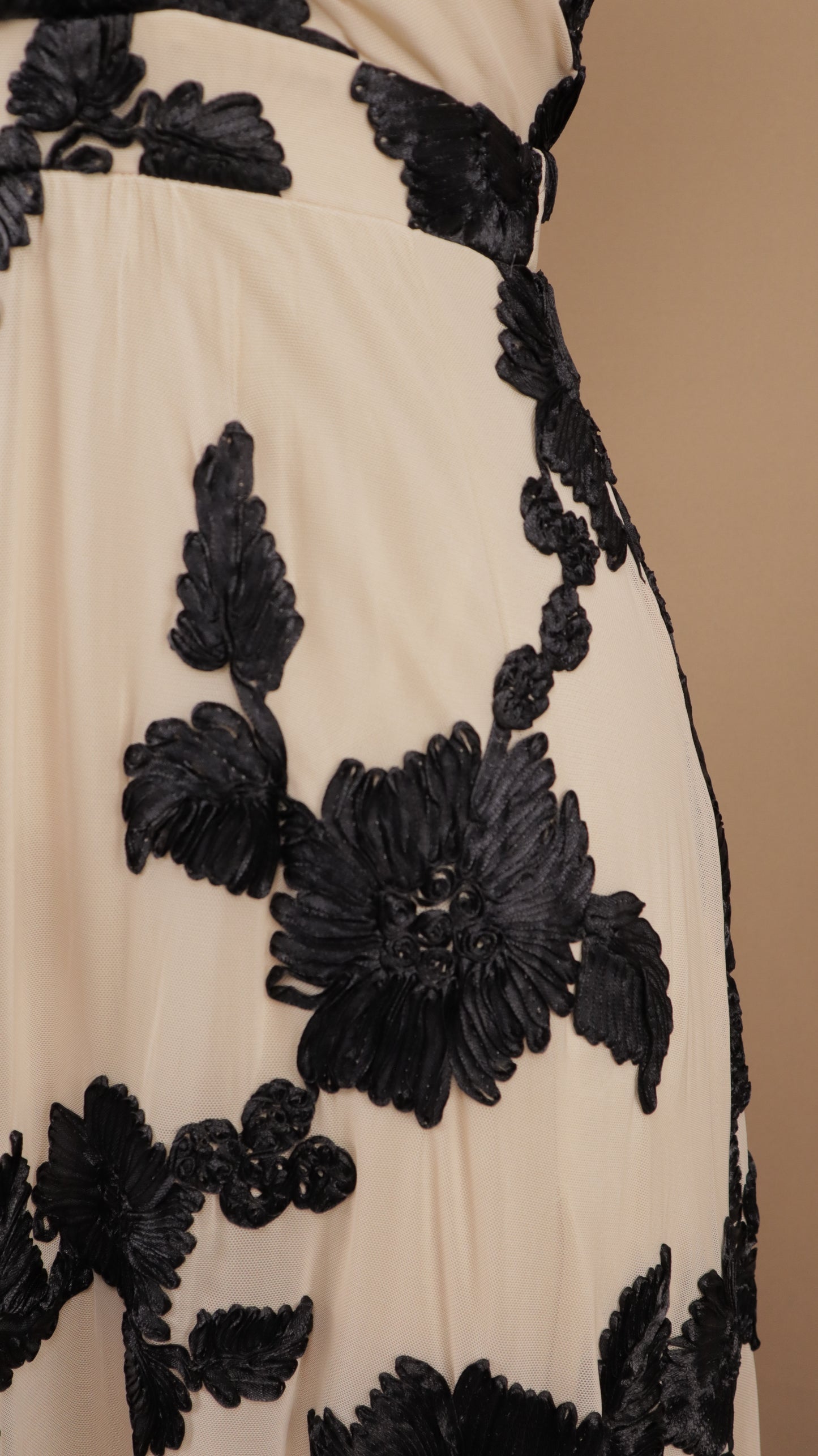 Vestido largo bordado con escote cruzado en la espalda