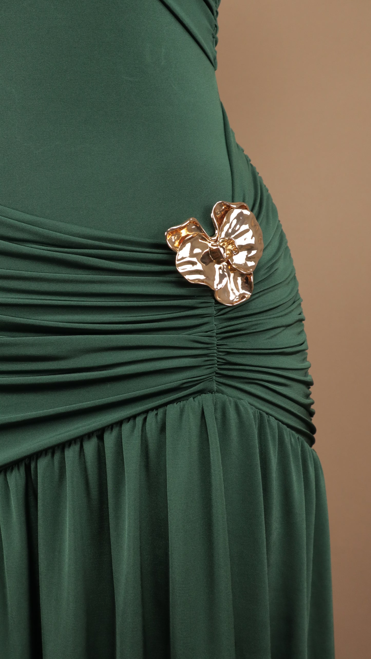 Vestido largo de licra al hombro con detalle dorado