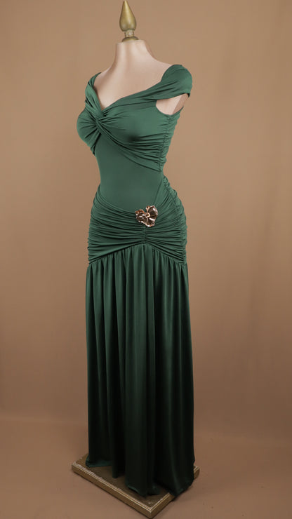 Vestido largo de licra al hombro con detalle dorado
