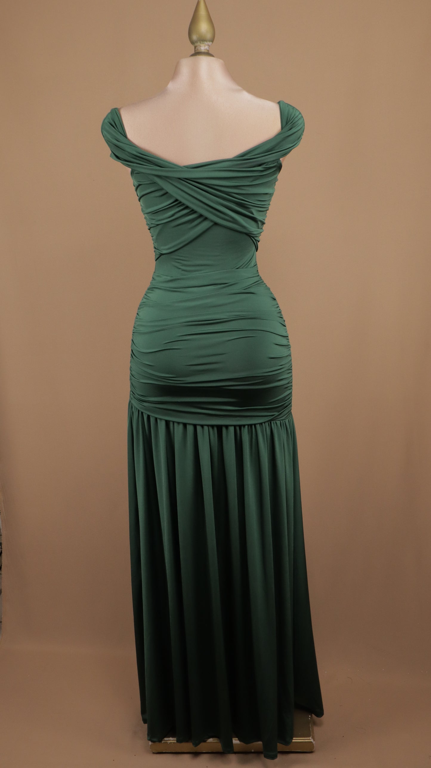 Vestido largo de licra al hombro con detalle dorado