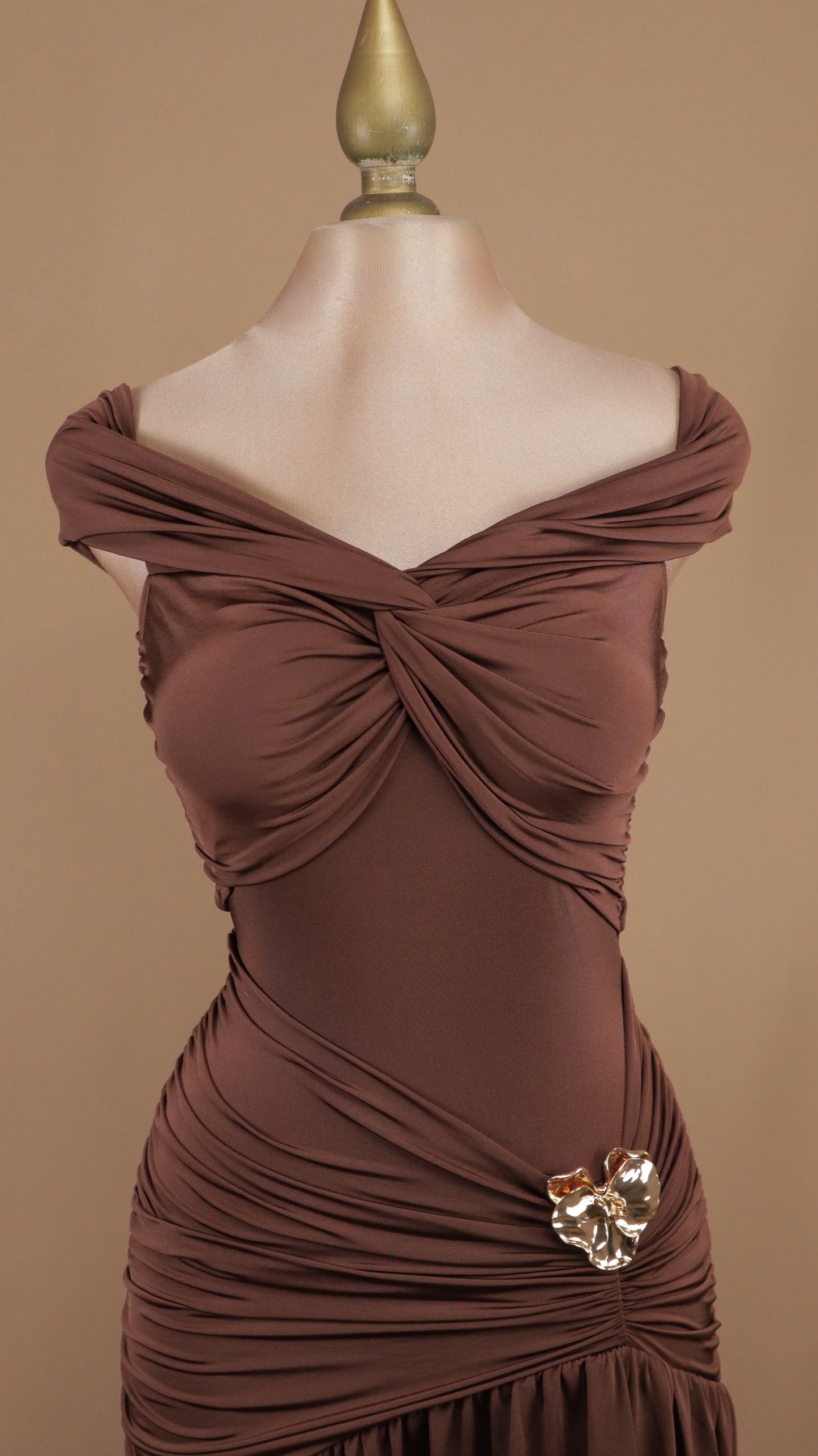 Vestido largo de licra al hombro con detalle dorado
