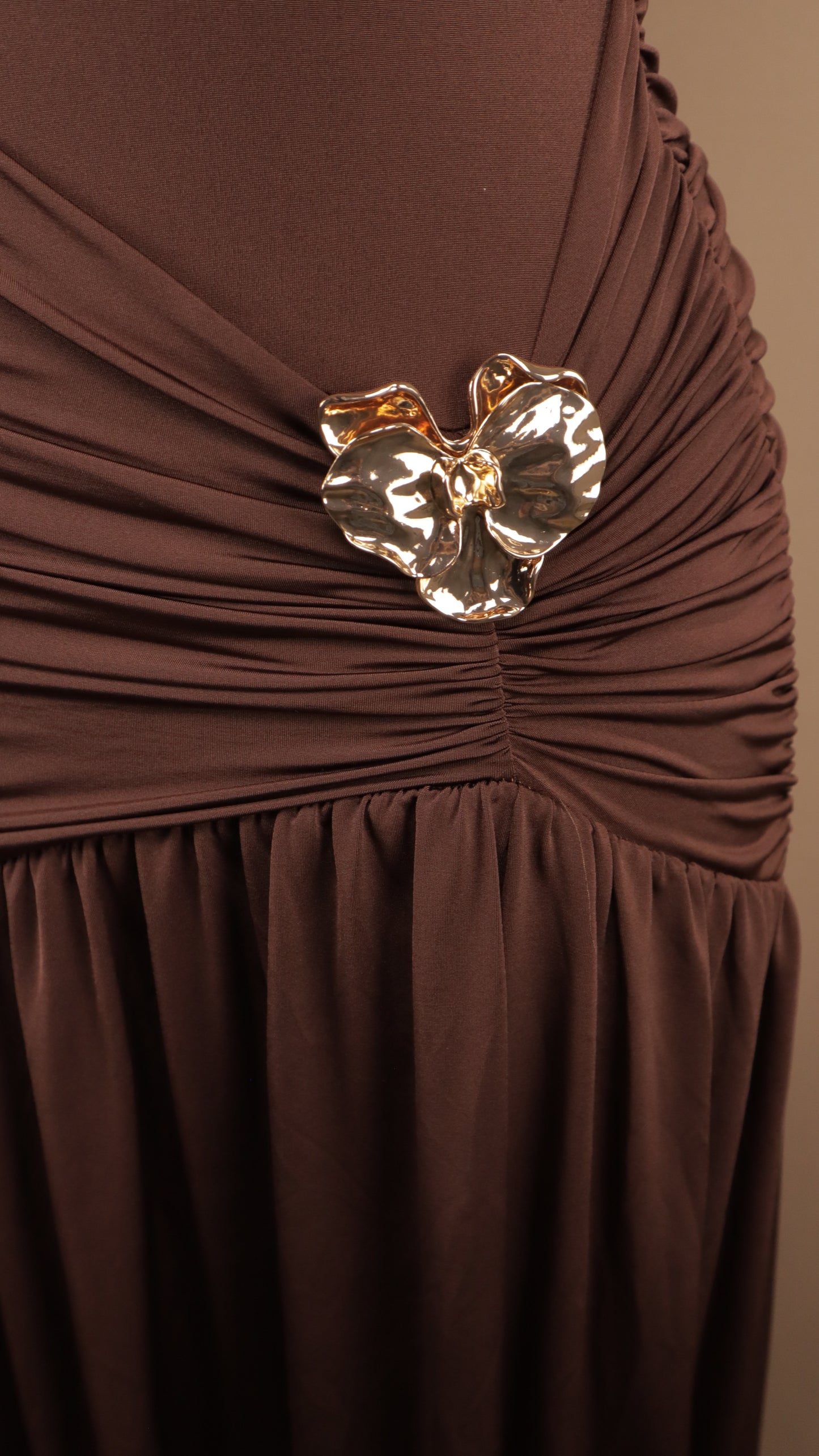 Vestido largo de licra al hombro con detalle dorado