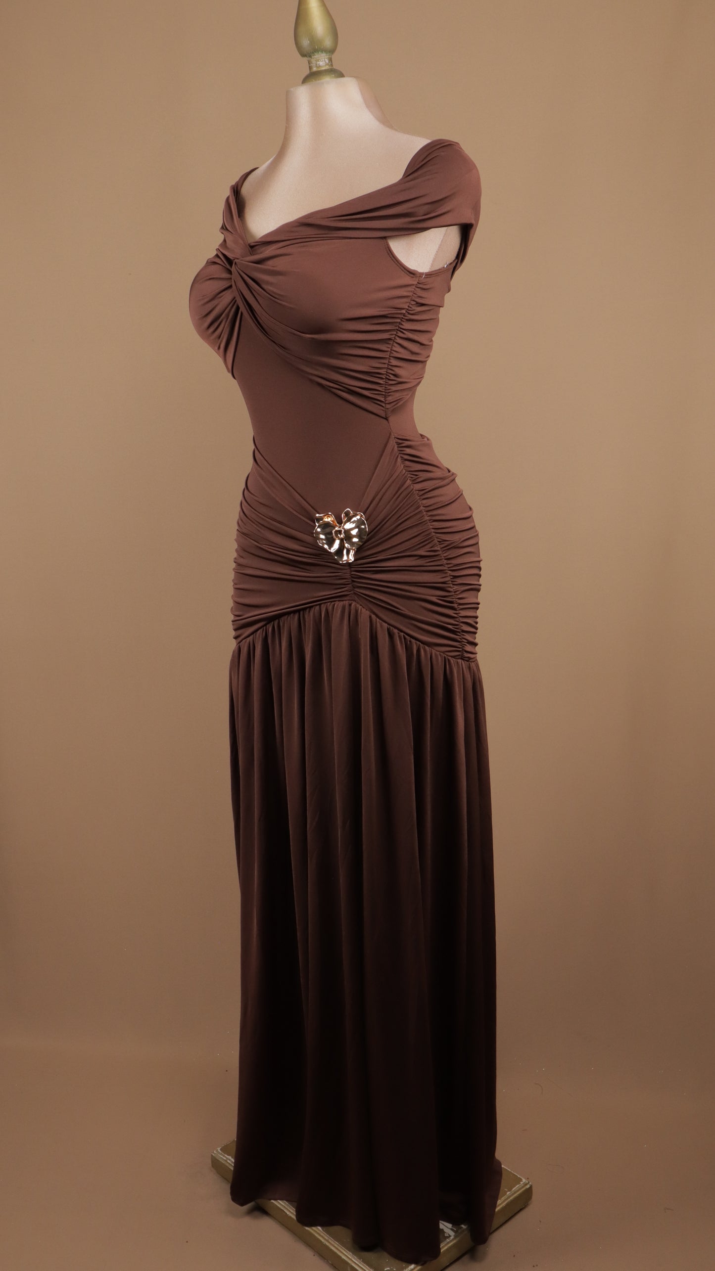 Vestido largo de licra al hombro con detalle dorado