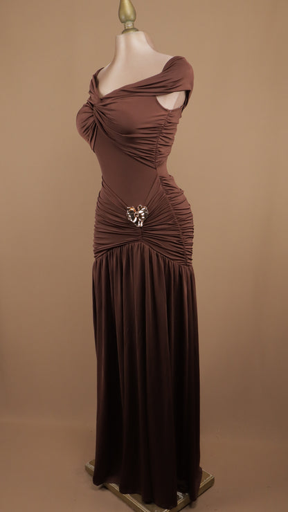 Vestido largo de licra al hombro con detalle dorado