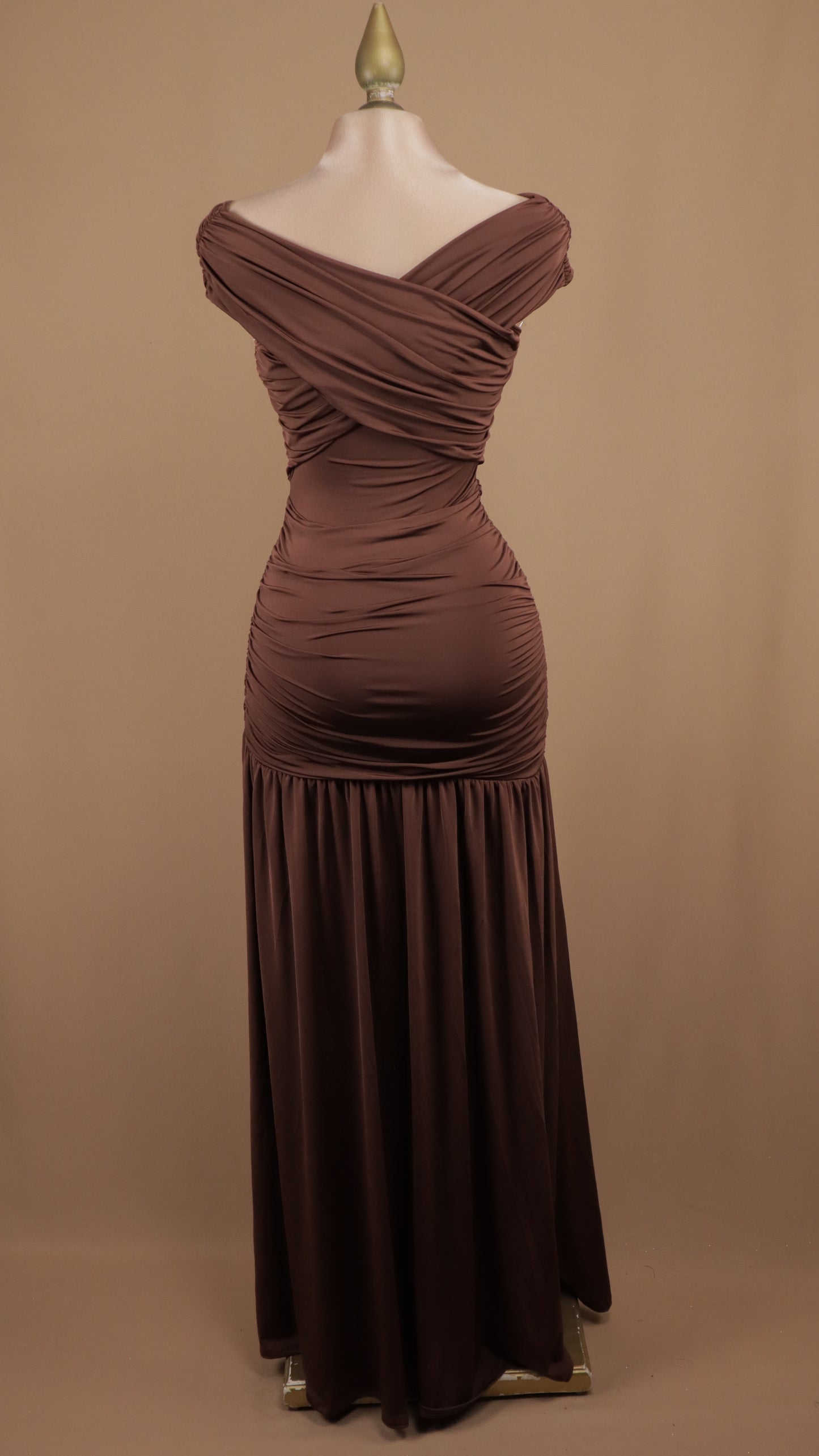 Vestido largo de licra al hombro con detalle dorado