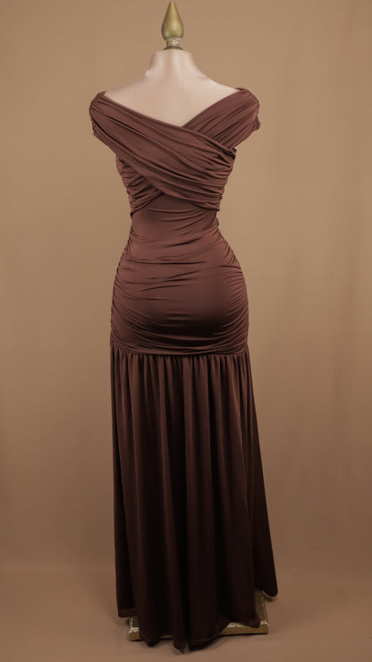 Vestido largo de licra al hombro con detalle dorado