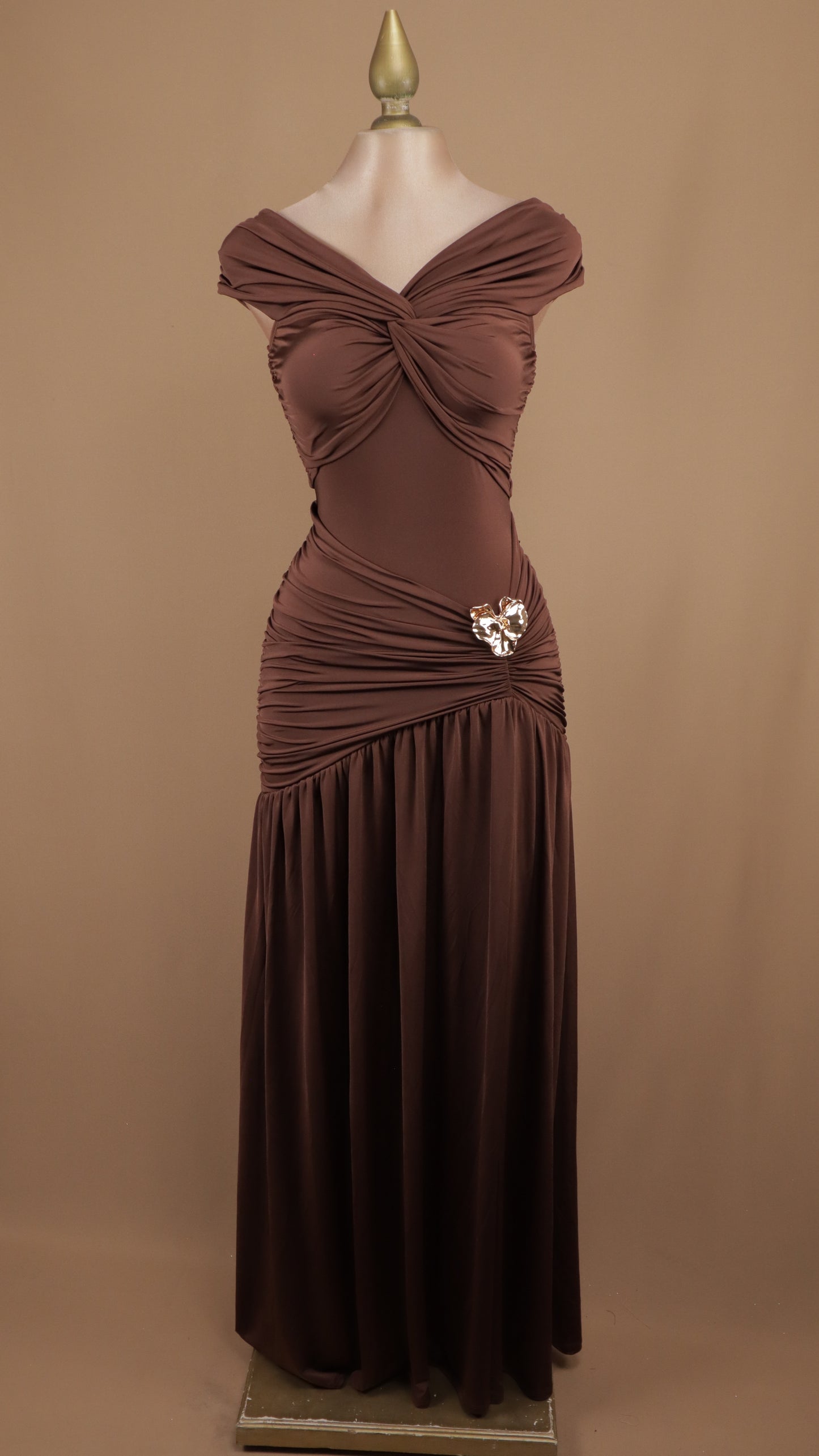 Vestido largo de licra al hombro con detalle dorado