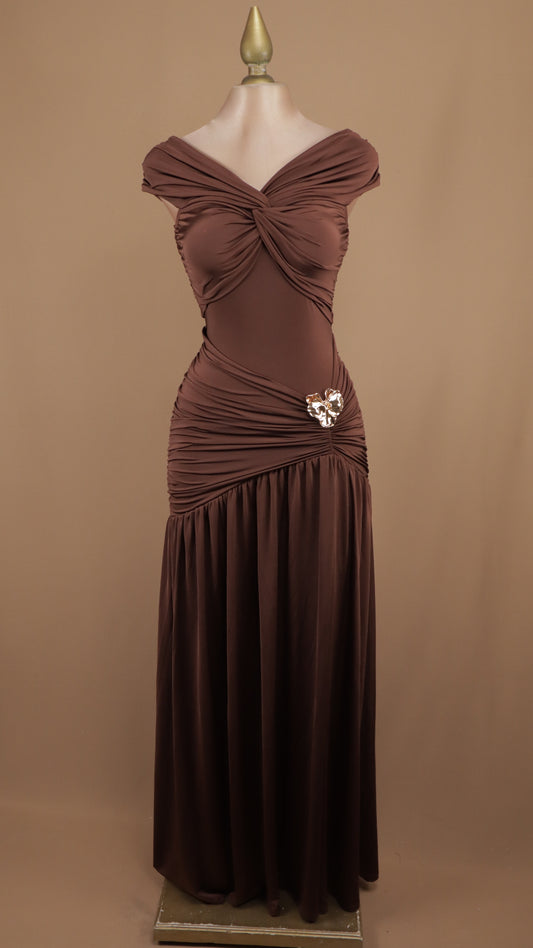 Vestido largo de licra al hombro con detalle dorado