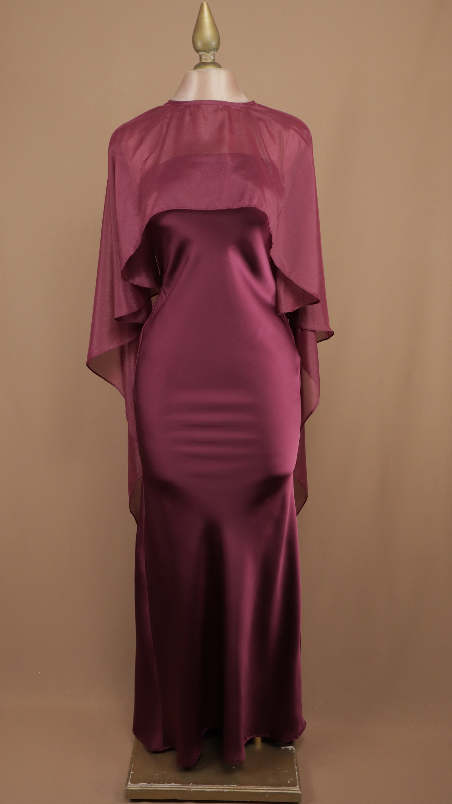 Vestido largo satinado con capa de chiffon