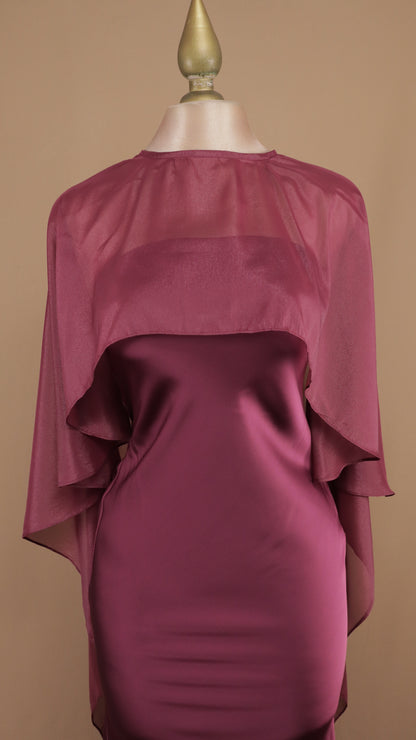 Vestido largo satinado con capa de chiffon