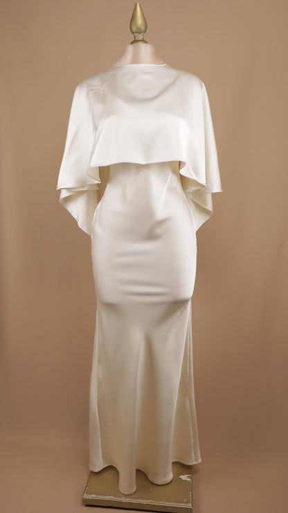 Vestido largo satinado con capa