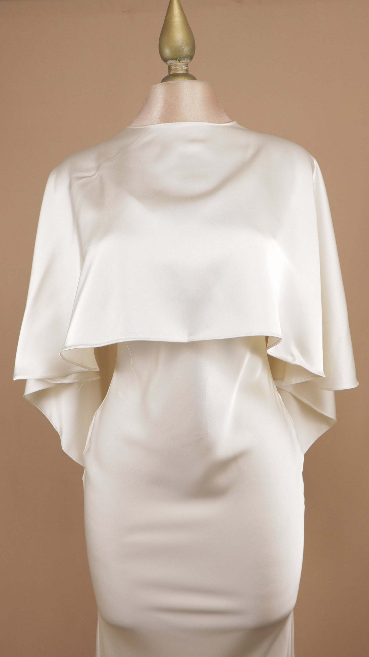 Vestido largo satinado con capa