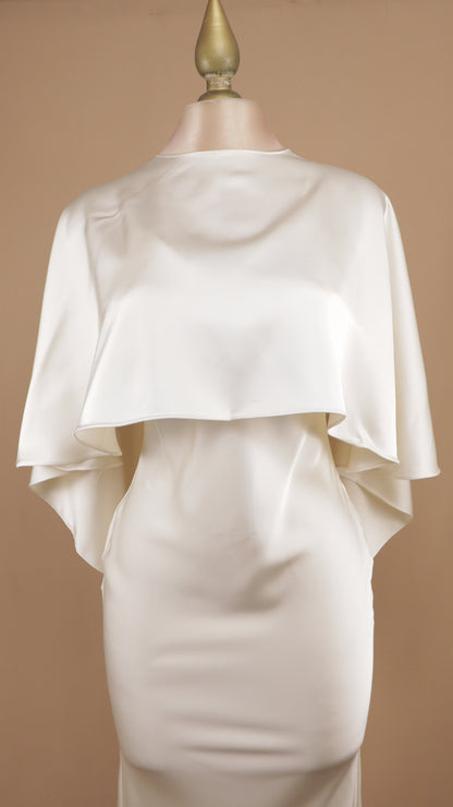 Vestido largo satinado con capa