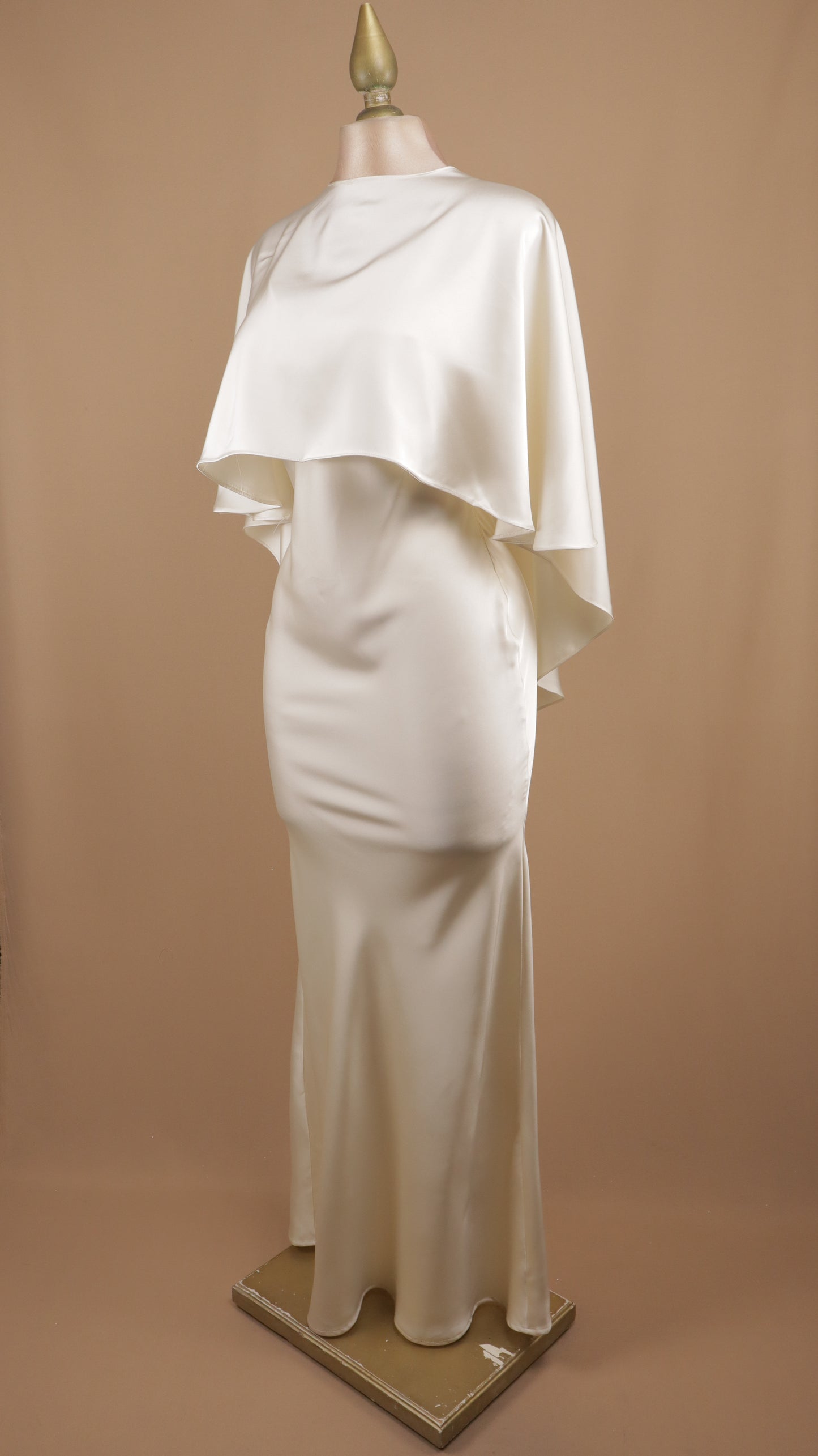 Vestido largo satinado con capa