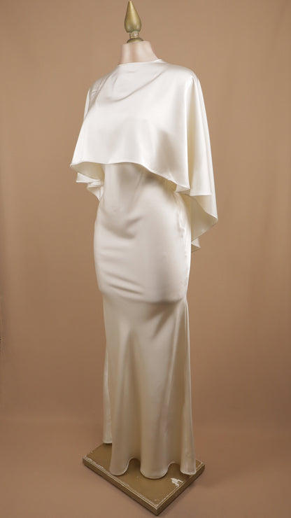 Vestido largo satinado con capa