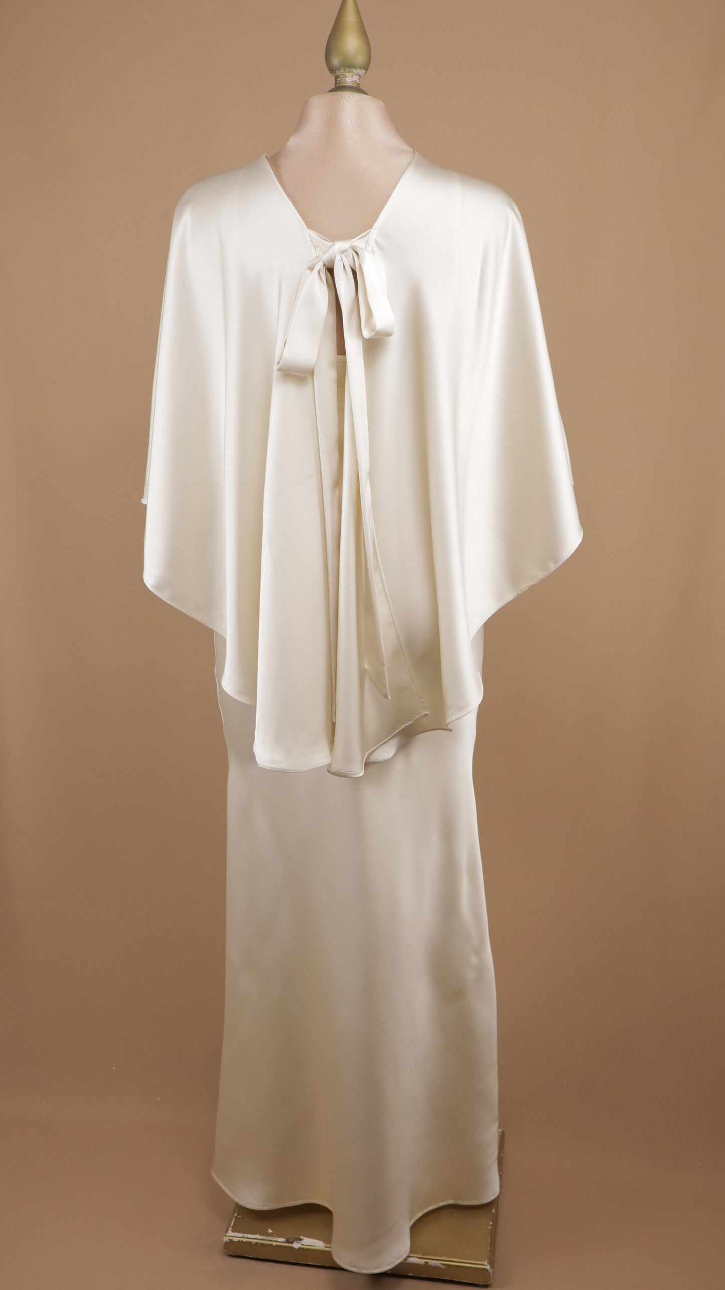 Vestido largo satinado con capa
