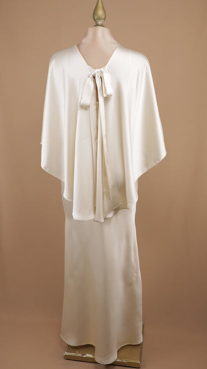 Vestido largo satinado con capa