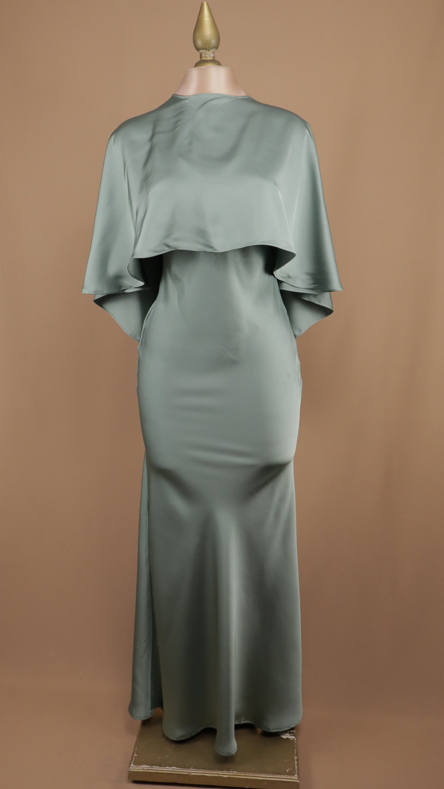 Vestido largo satinado con capa