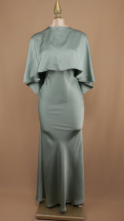 Vestido largo satinado con capa
