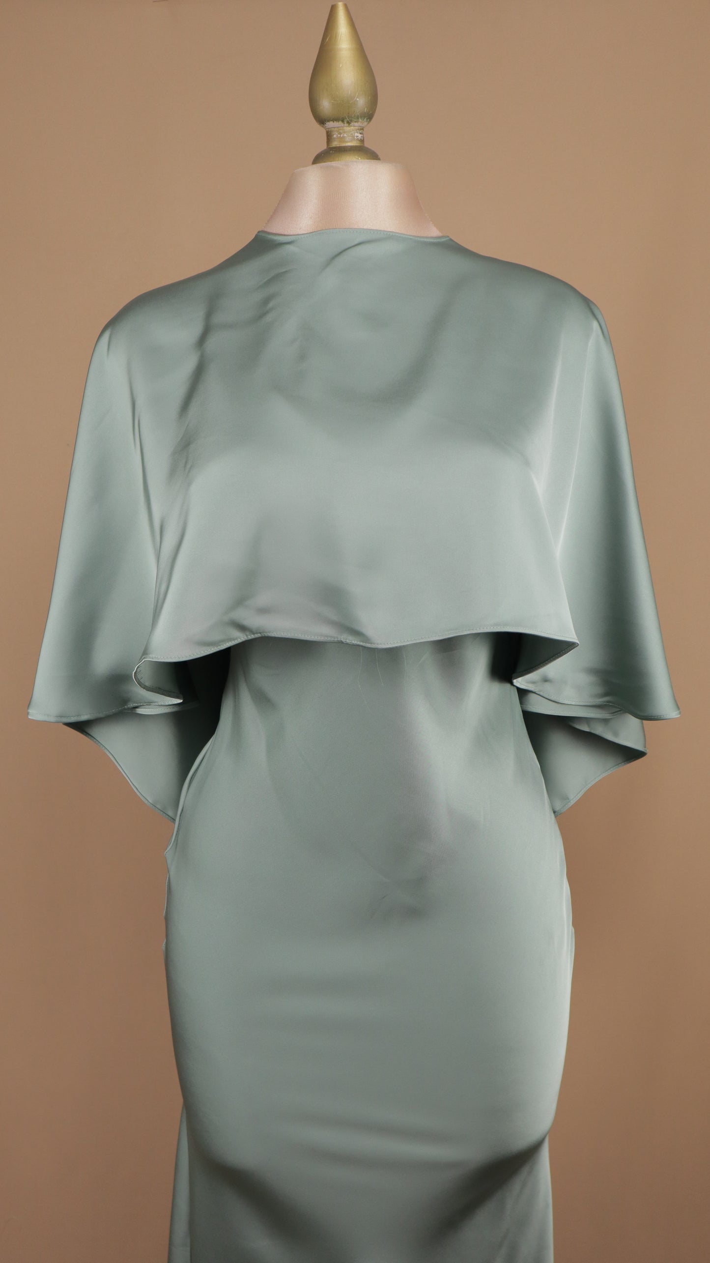 Vestido largo satinado con capa