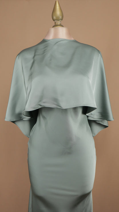 Vestido largo satinado con capa