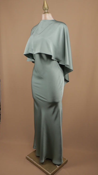 Vestido largo satinado con capa
