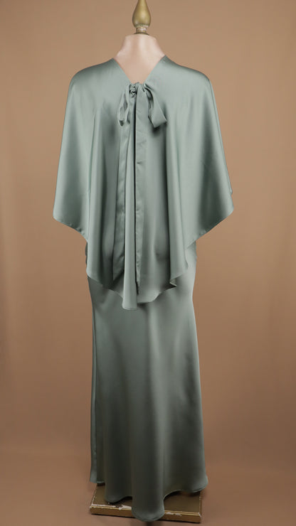 Vestido largo satinado con capa