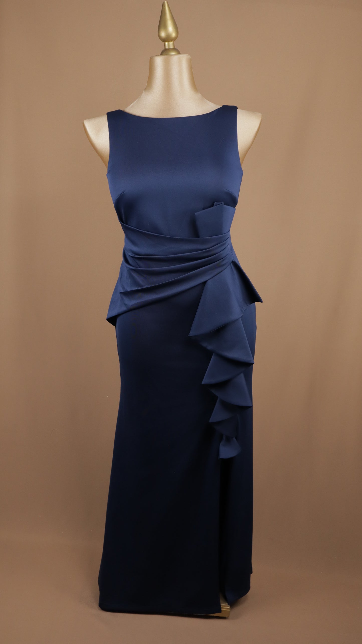 Vestido plus size con escarola en pierna