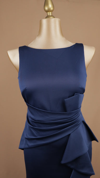 Vestido plus size con escarola en pierna
