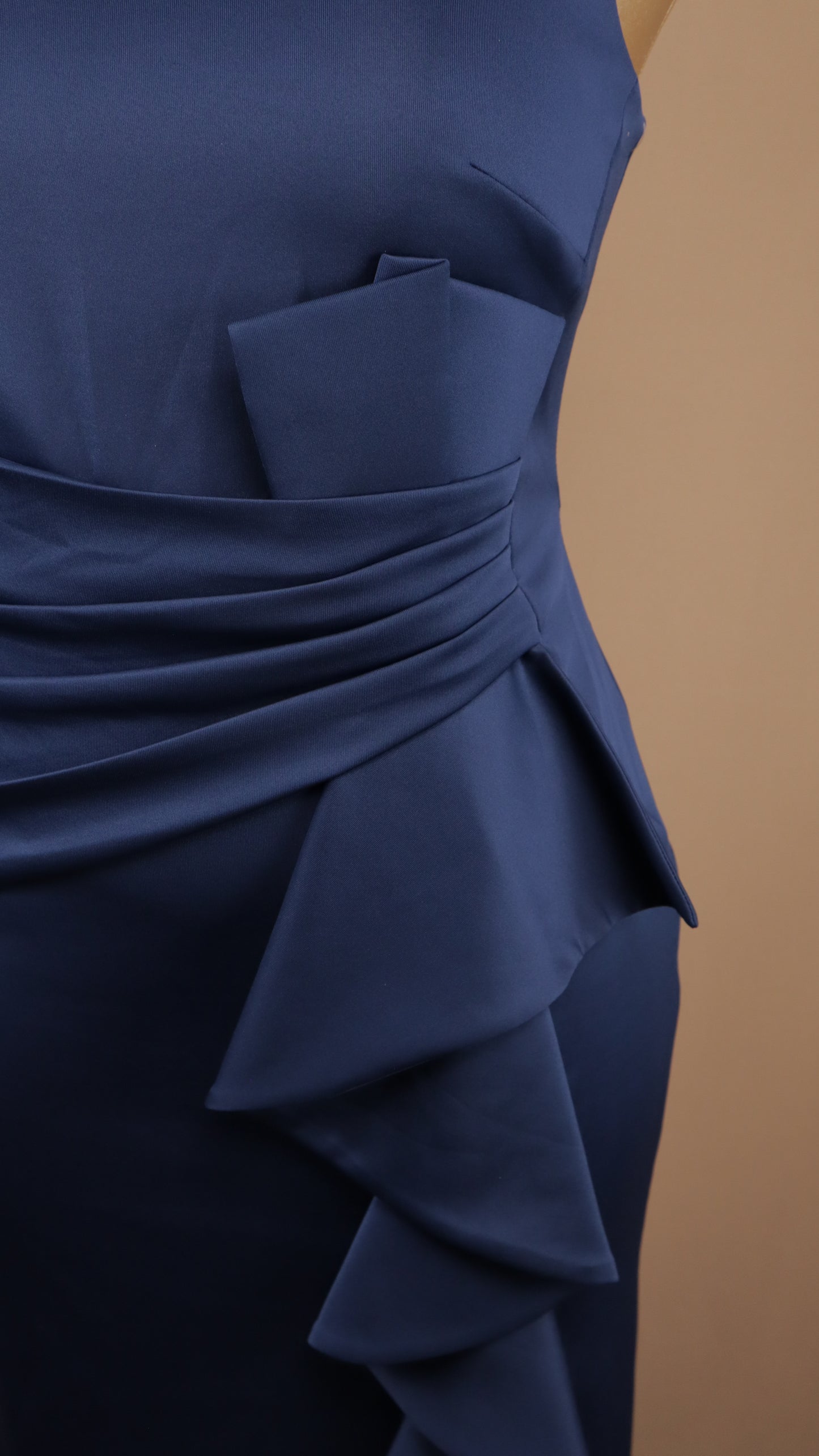 Vestido plus size con escarola en pierna