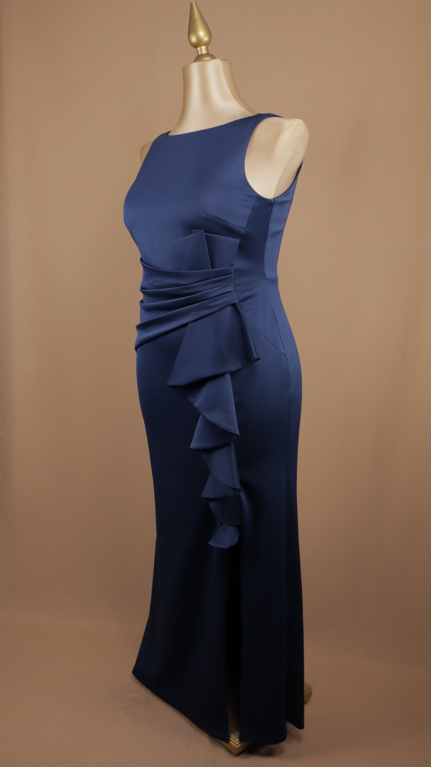 Vestido plus size con escarola en pierna