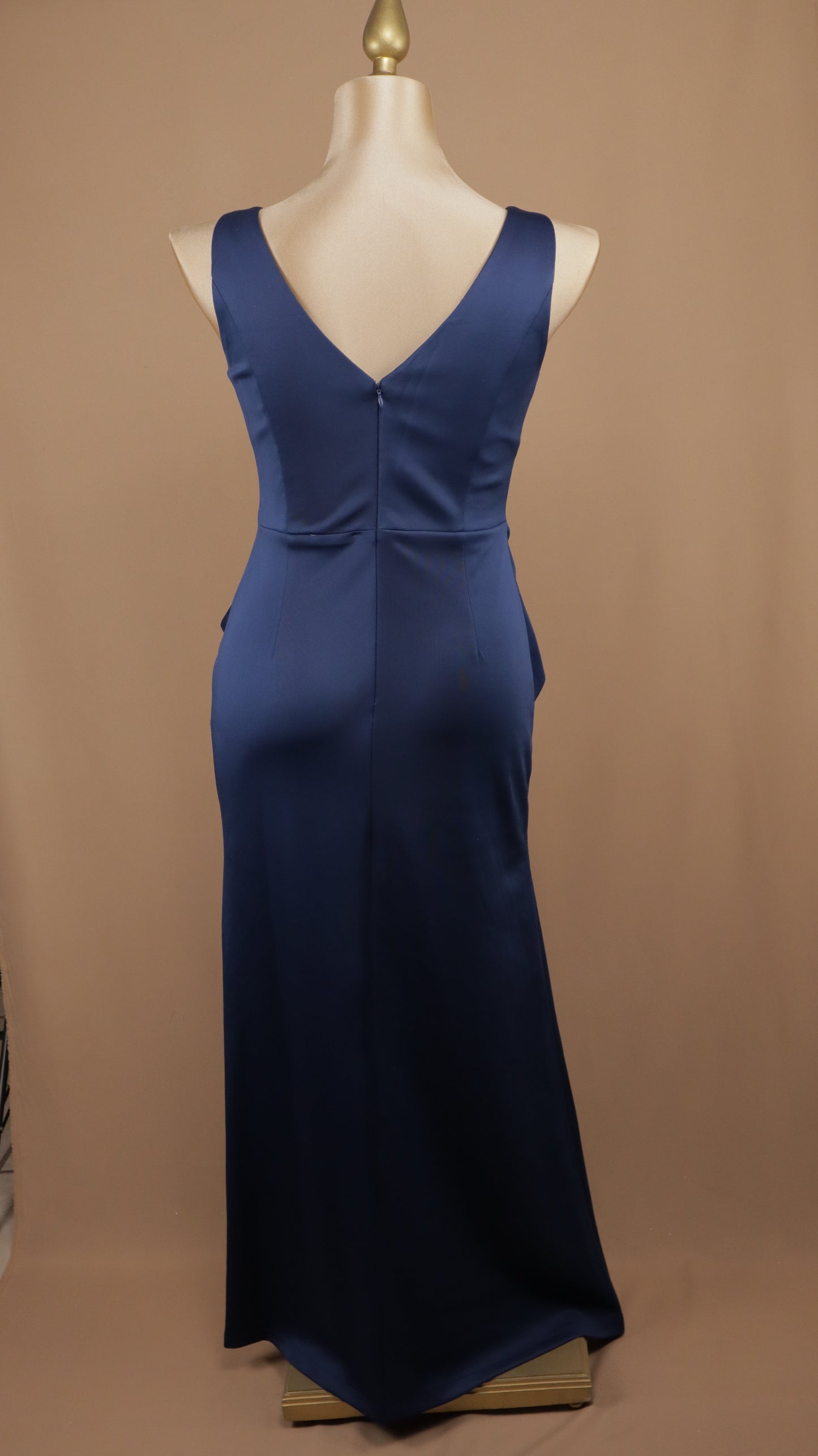 Vestido plus size con escarola en pierna