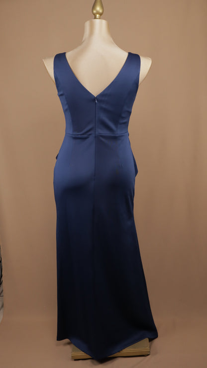 Vestido plus size con escarola en pierna