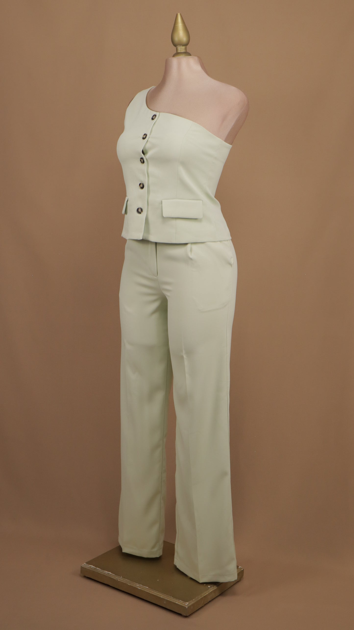 Conjunto de pantalón y saco asimétrico de botones