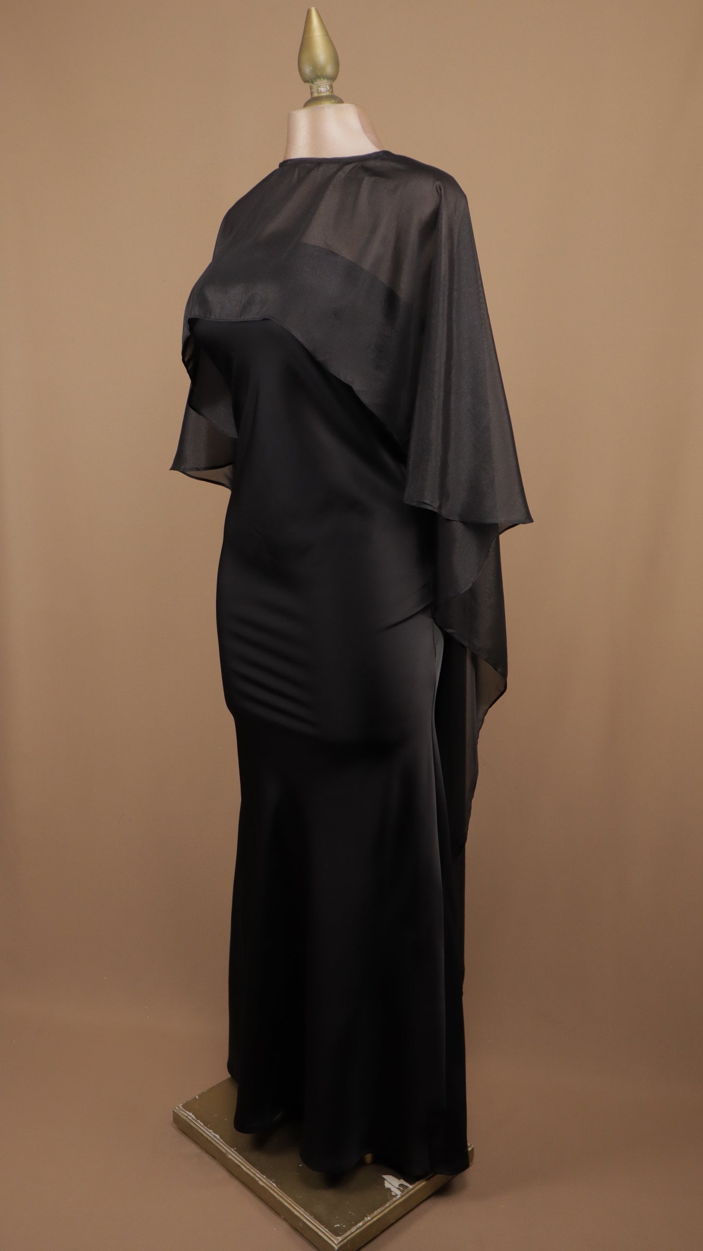 Vestido largo satinado con capa de chiffon