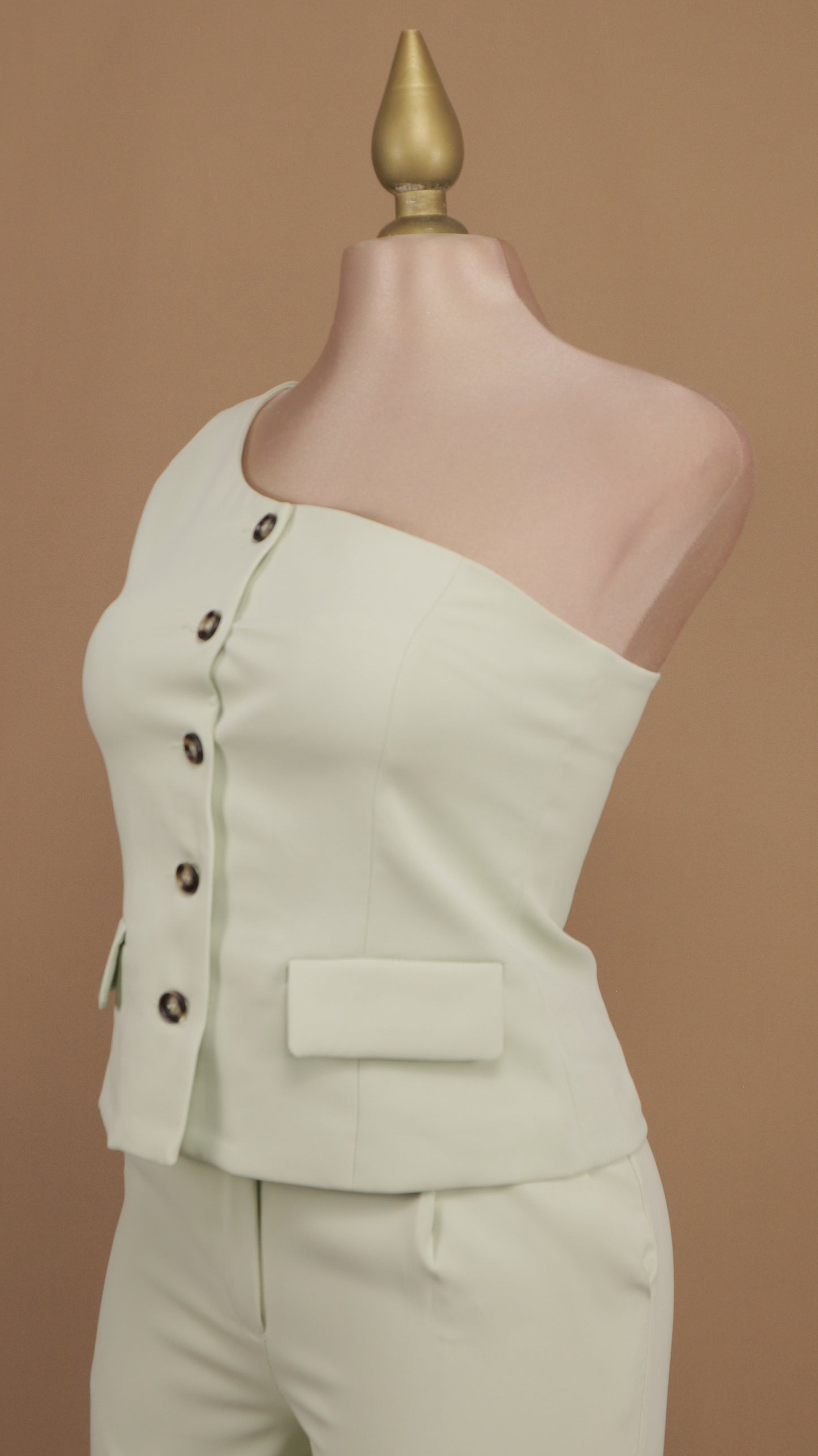 Conjunto de pantalón y saco asimétrico de botones