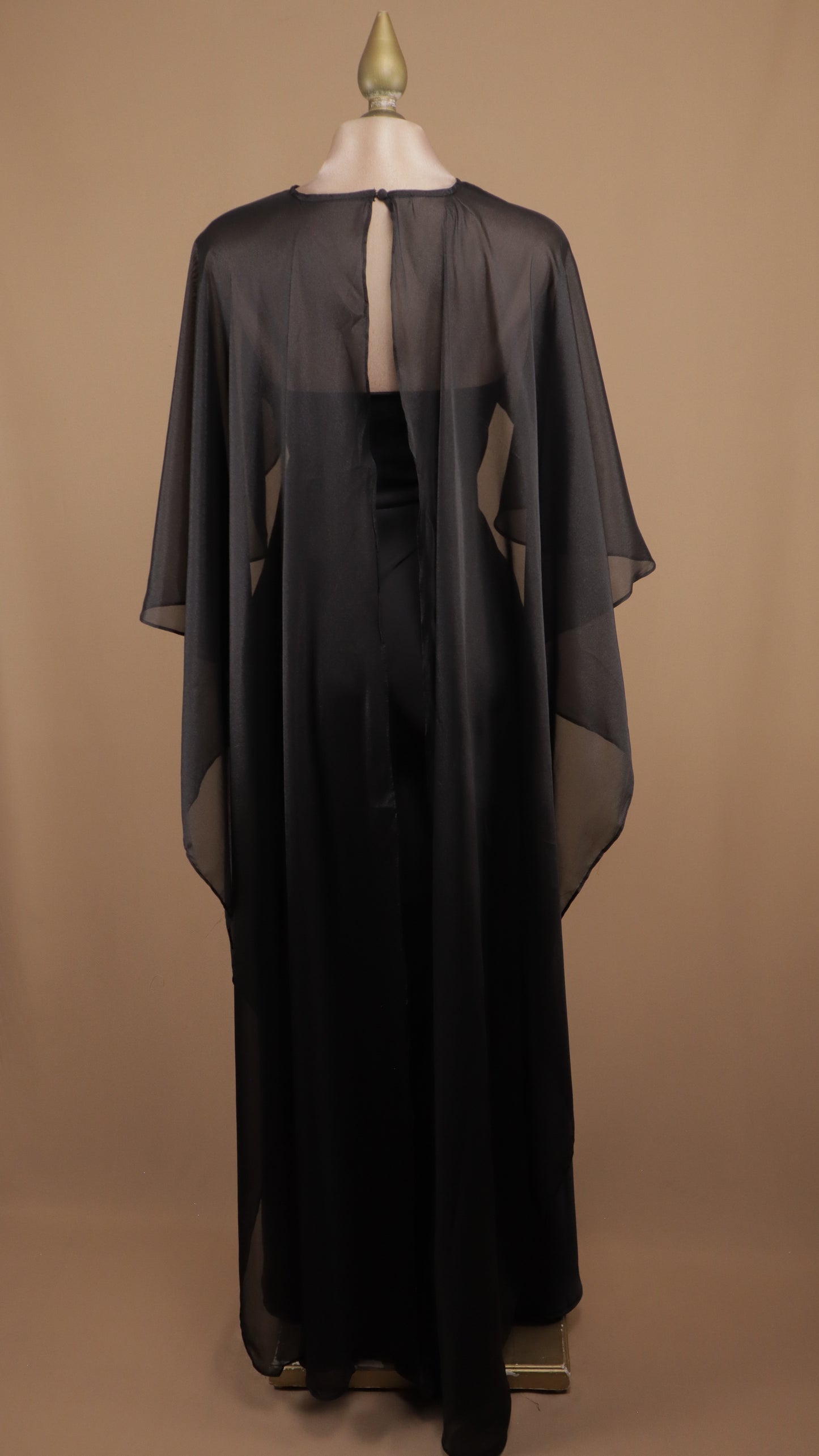 Vestido largo satinado con capa de chiffon