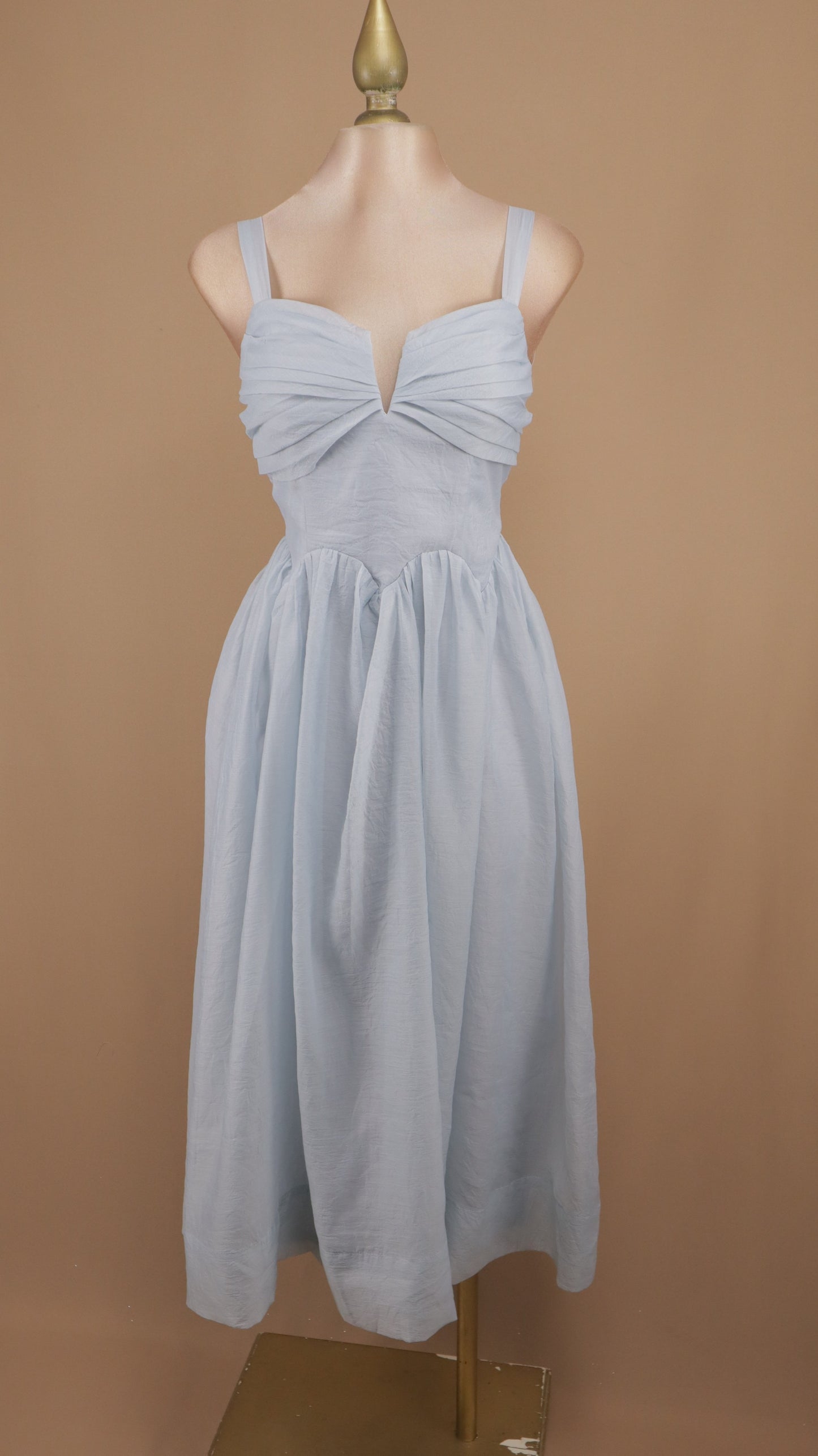 Vestido midi en línea A con escote de tirante