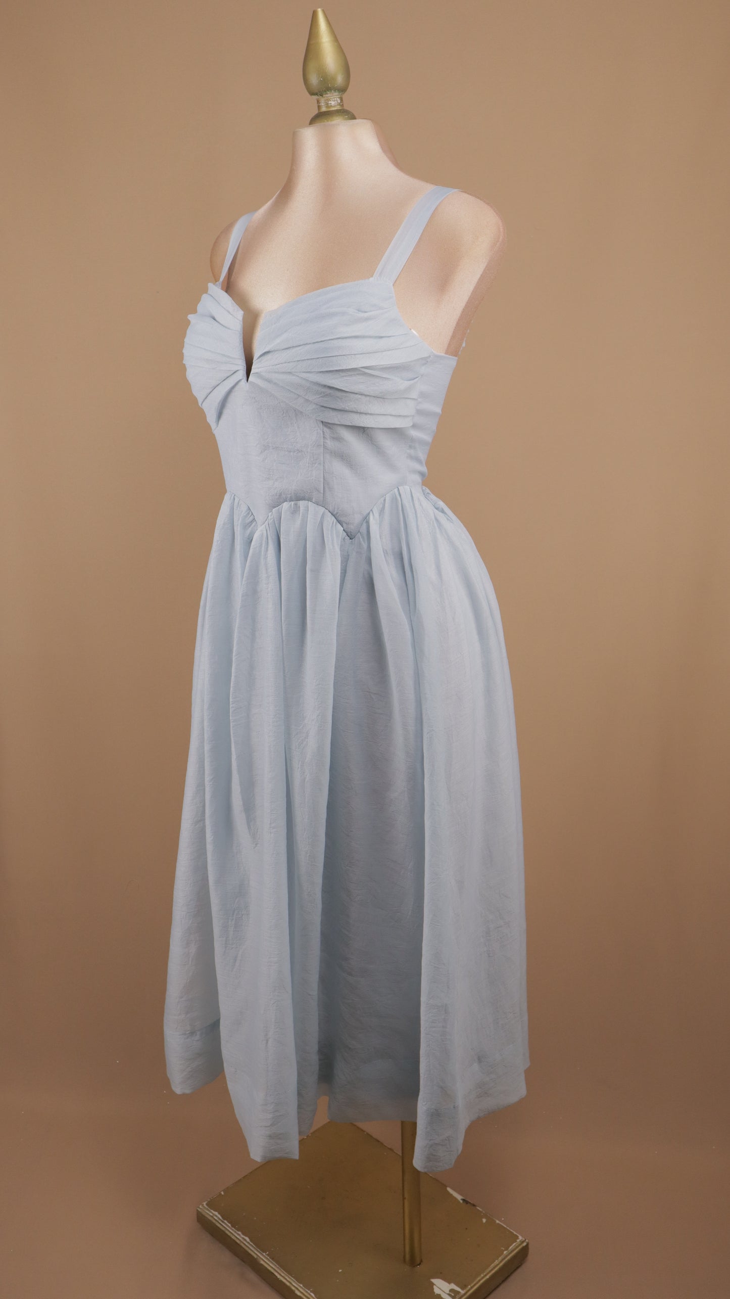 Vestido midi en línea A con escote de tirante