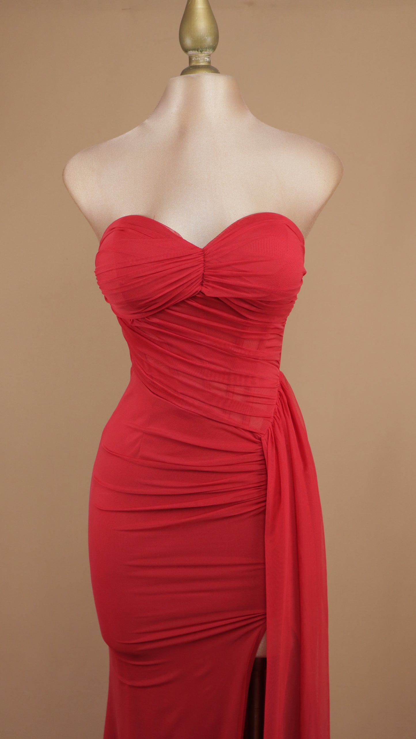 Vestido largo estraple con cauda