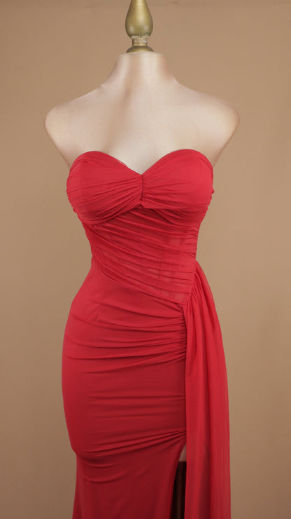 Vestido largo estraple con cauda