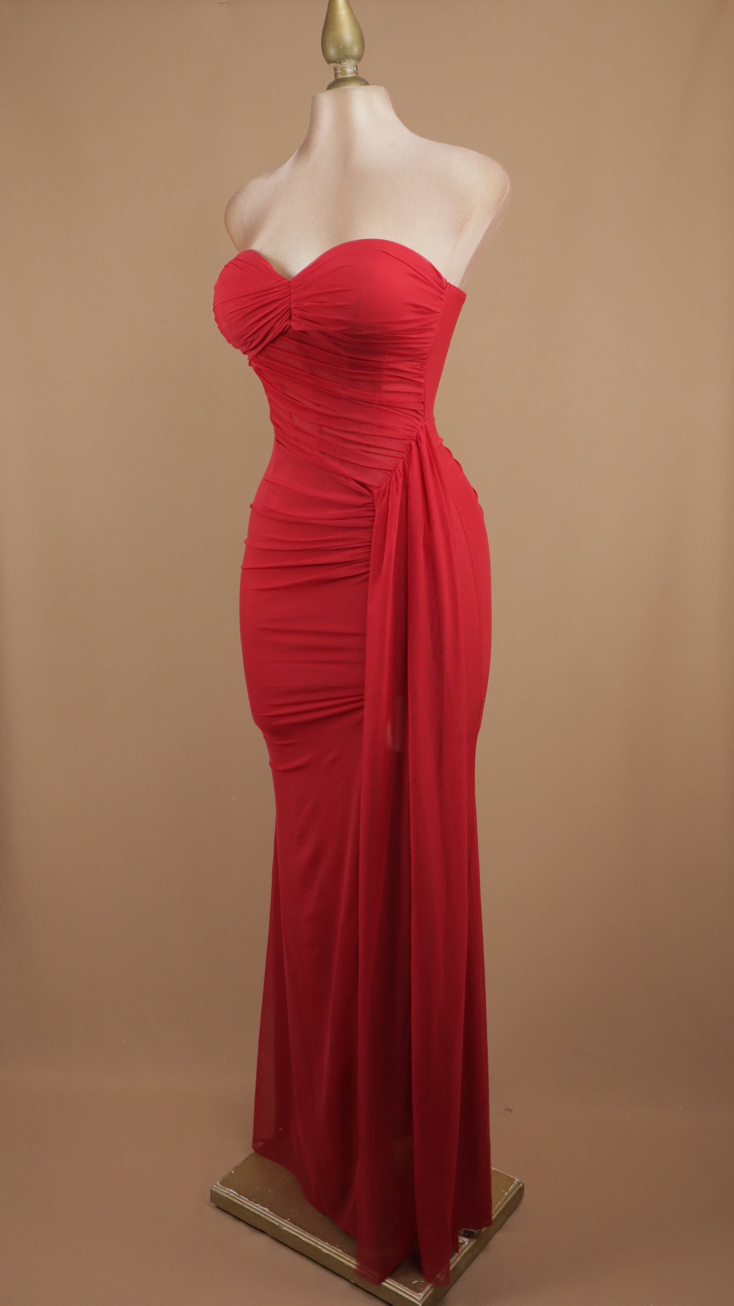 Vestido largo estraple con cauda