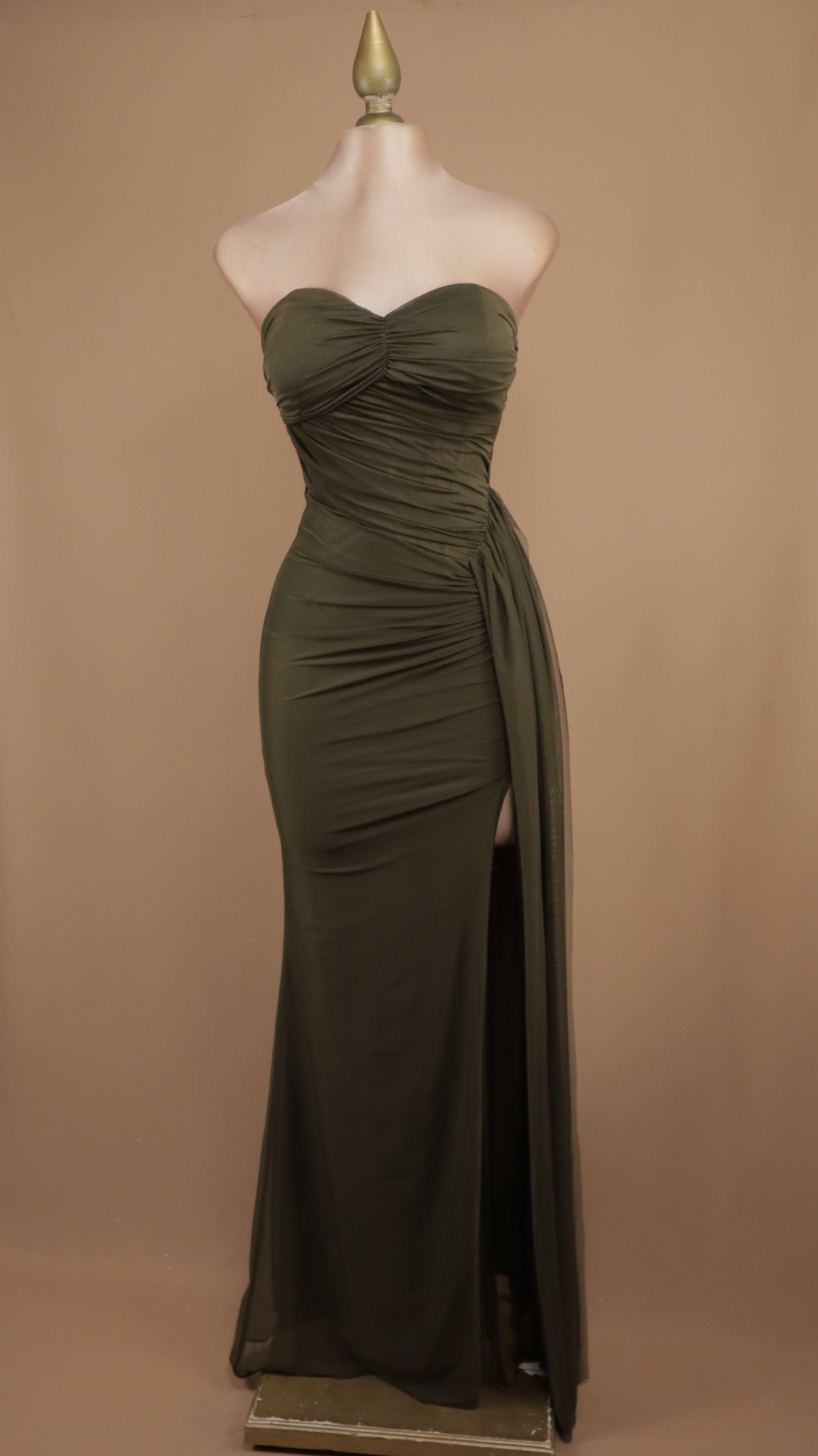 Vestido largo estraple con cauda
