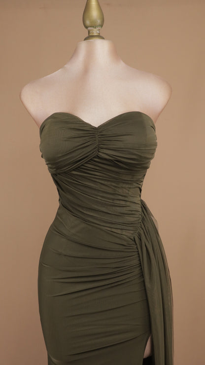 Vestido largo estraple con cauda