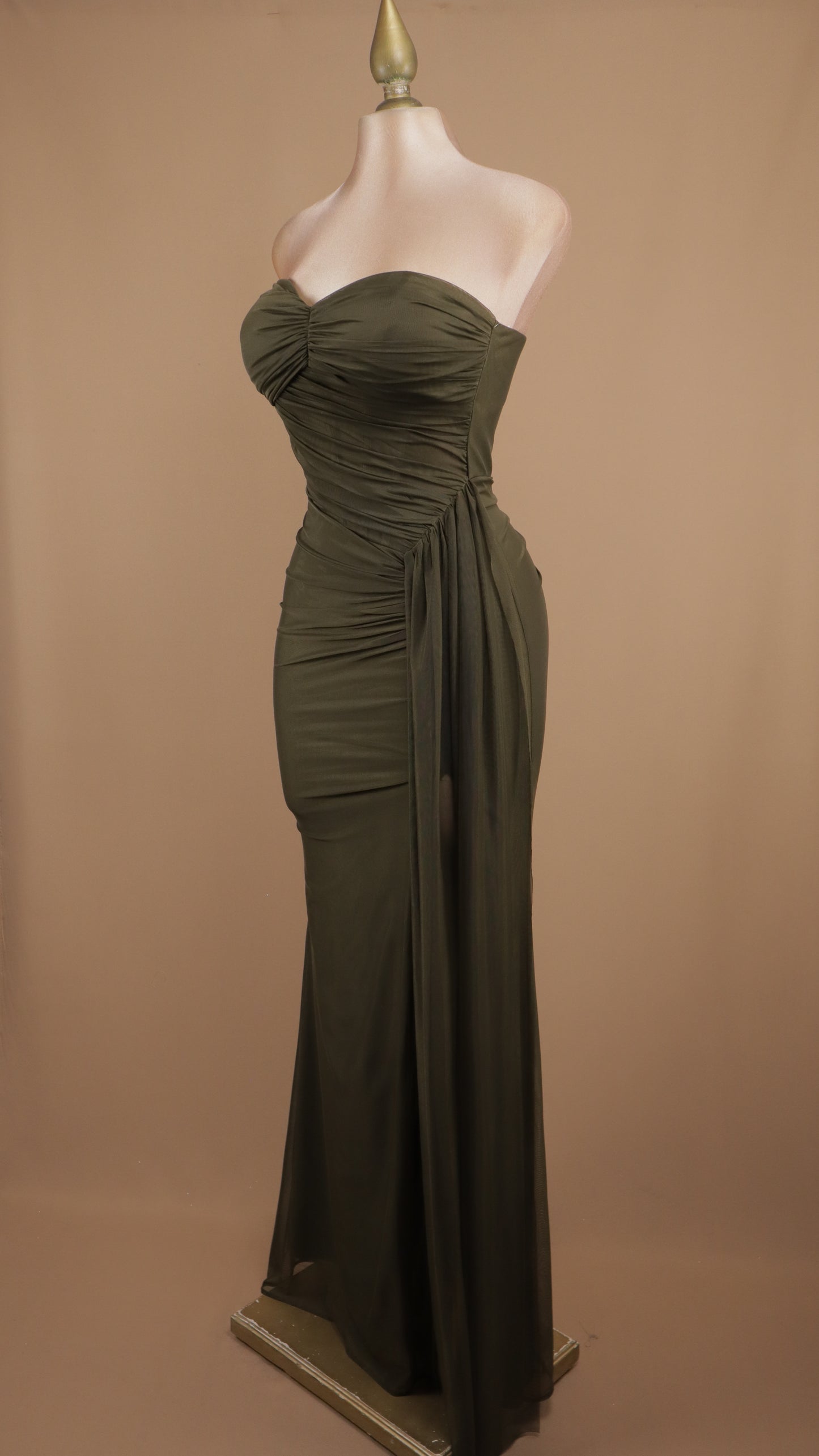 Vestido largo estraple con cauda