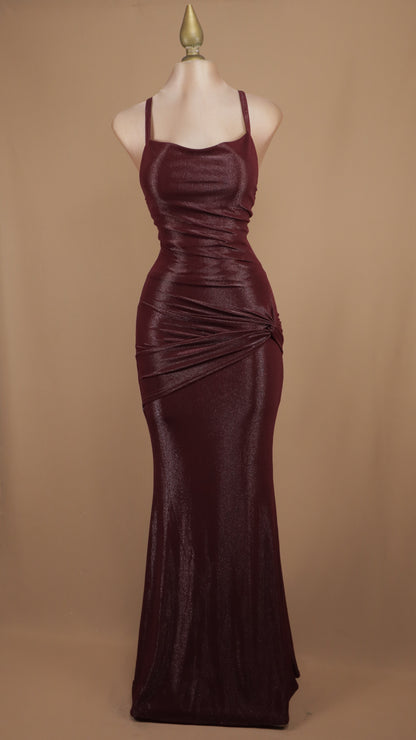Vestido largo corte sirena con destellos y escote en la espalda
