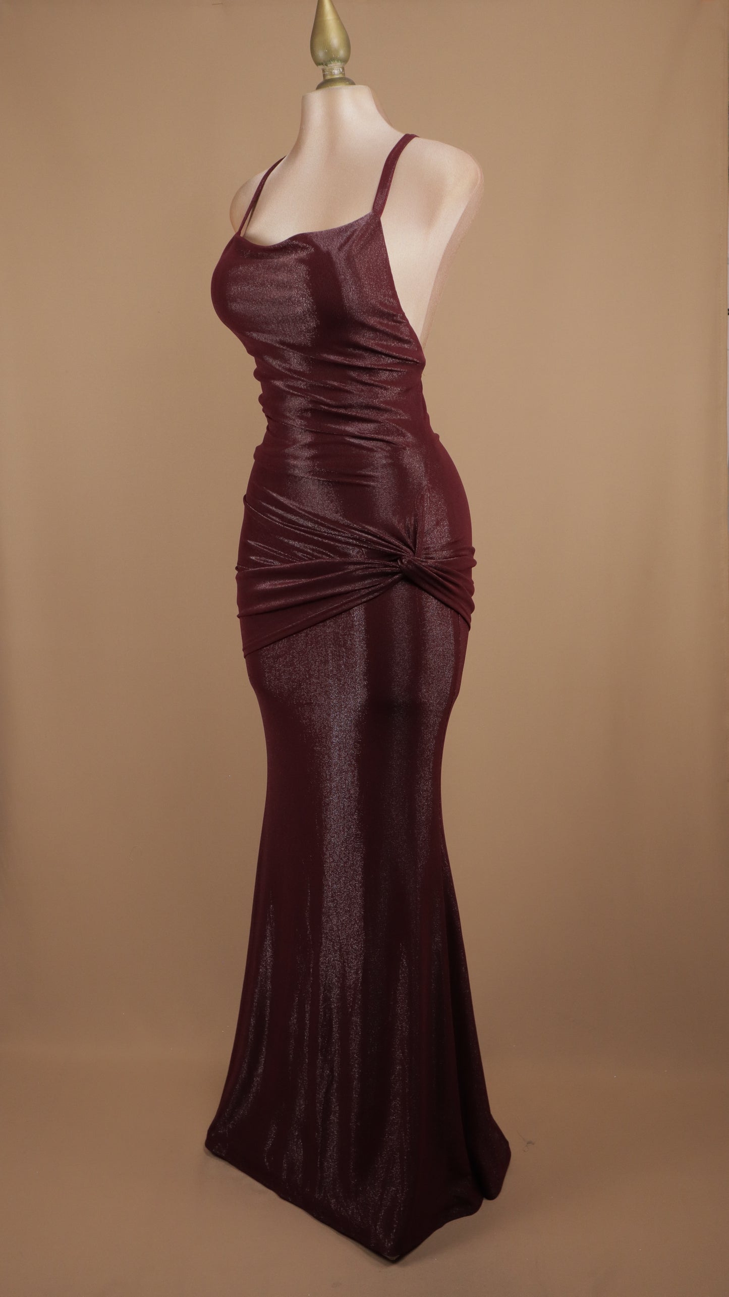 Vestido largo corte sirena con destellos y escote en la espalda